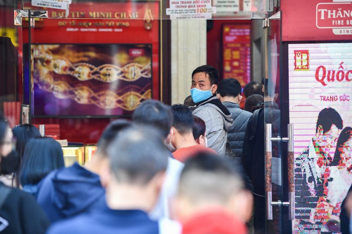  Tại một cửa hàng vàng khác trên phố Trần Nhân Tông, khách tới mua, bán xếp hàng dài từ ngoài đường tới khu giao dịch. 