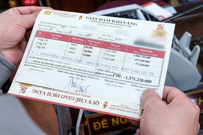  Đáng chú ý trong buổi sáng 8/3, một người đàn ông ở quận Hai Bà Trưng đã có giao dịch "khủng" khi mang 19 cây vàng tới bán. Theo giá vàng tại thời điểm bán, 19 cây vàng của vị khách này trị giá gần 1,4 tỉ đồng.