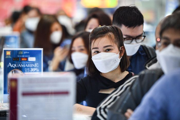  Càng về trưa, lượng người tới xếp hàng mua, bán vàng ngày một đông hơn. 