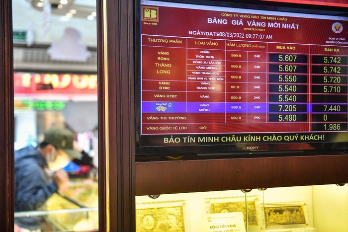  Bảng giá vàng trong nước phiên cập nhật lúc 9h27. Theo đó, giá vàng miếng SJC đạt mức 74,4 triệu ở chiều bán ra và 72,05 triệu ở chiều mua vào. 