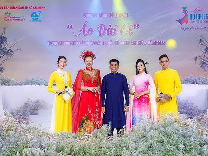NTK Vũ Thảo Giang, đạo diễn Nguyễn Hồng Phúc (giữa) và các MC, người mẫu tham gia chương trình