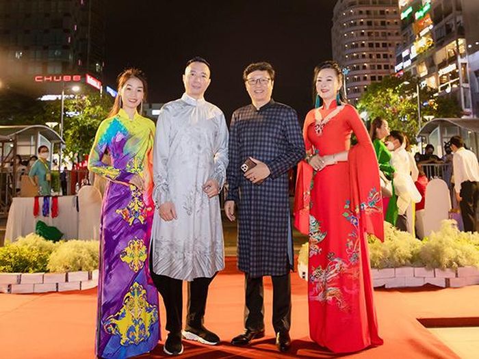 NTK Vũ Thảo Giang được biết tới là học trò xuất sắc của NTK Đỗ Trịnh Hoài Nam (thứ hai từ trái sang)