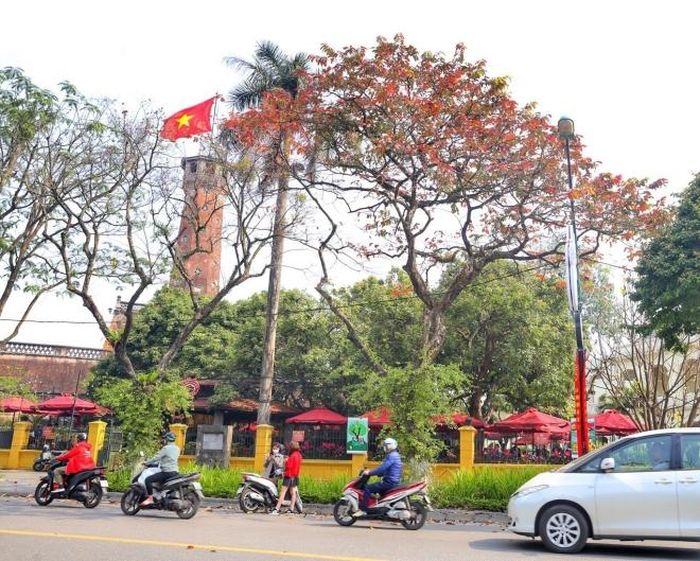 Góc cột cờ Hà Nội như được tô điểm bởi màu sắc sặc sỡ của hàng cây mùa thay lá. Ảnh: Tuấn Đức - TTXVN