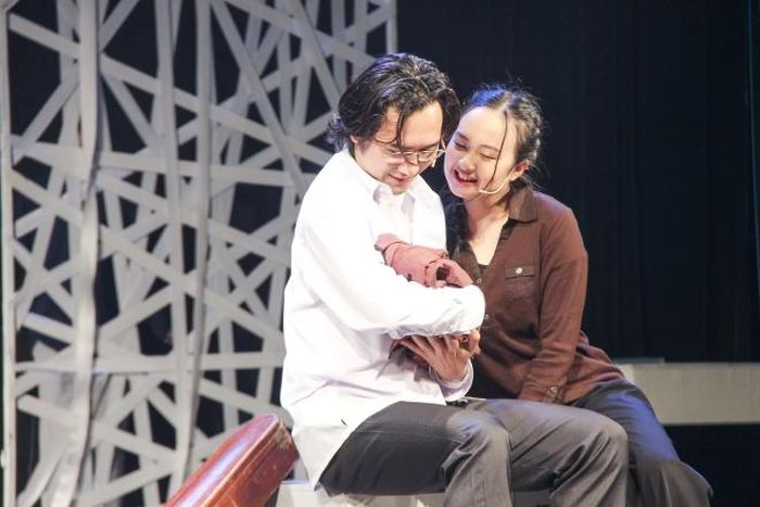 Nhân vật Quỳnh (Xuân Quỳnh) và Khoa (Lưu Tuấn) trong nhạc kịch "Sóng"