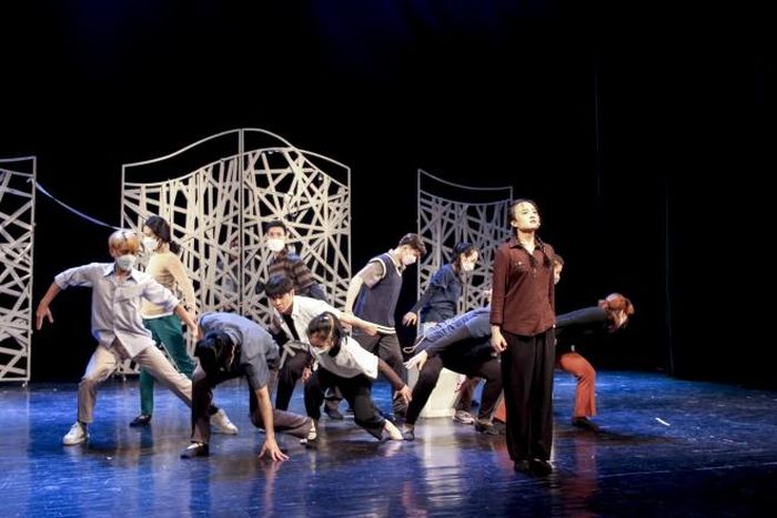 Thu Thảo vai Quỳnh (Xuân Quỳnh) trong nhạc kịch "Sóng"
