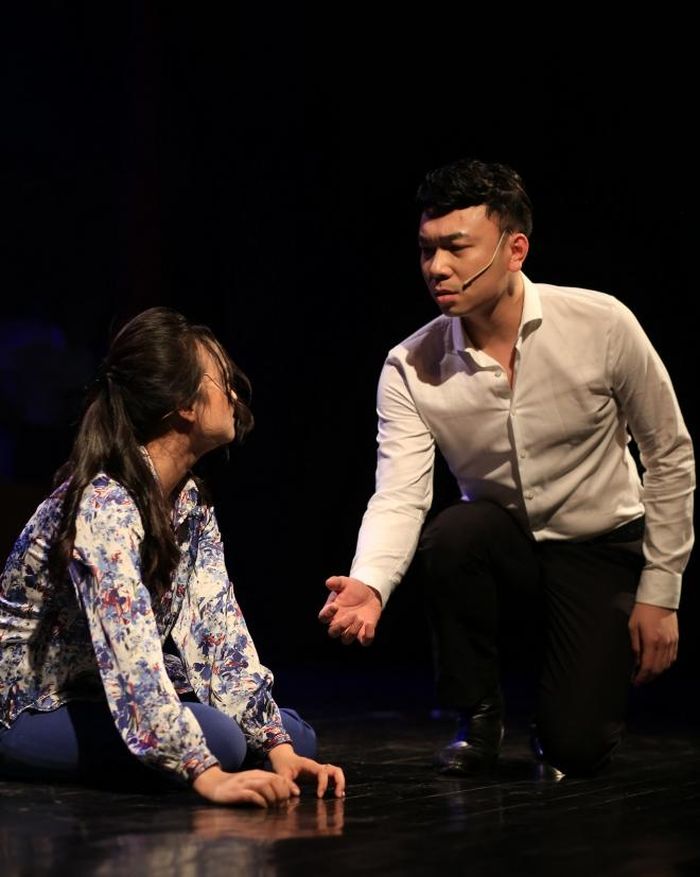 Nhân vật Quỳnh (Xuân Quỳnh) và Dương (Lưu Quang Vũ) trong nhạc kịch "Sóng" 