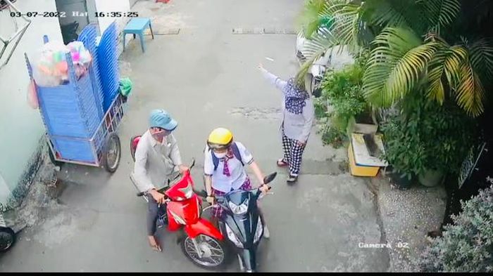 Hình ảnh nữ sinh bị cặp đôi dàn cảnh trộm điện thoại ở TP Thủ Đức - ảnh cắt từ clip