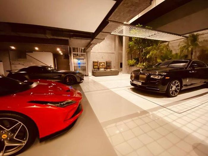 Gara trong biệt thự có thể chứa được 6 chiếc siêu xe. Ảnh: FBNV
