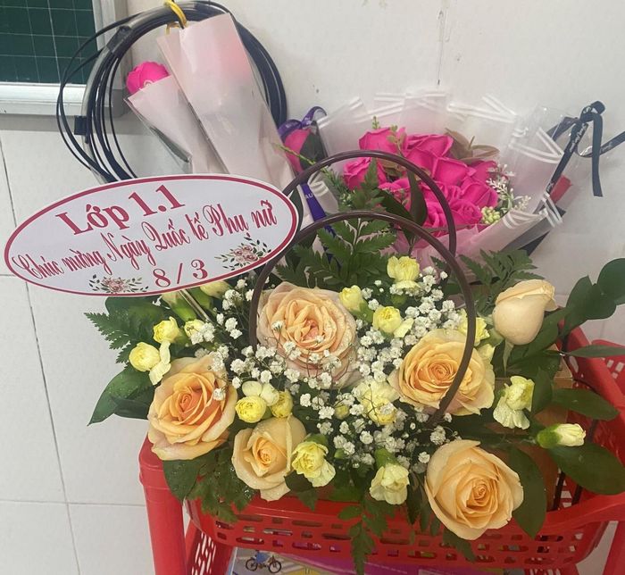 Giỏ hoa tươi trước lớp dành tặng cô giáo của HS Trường TH Ngô Quyền, quận Ninh Kiều, TP Cần Thơ.