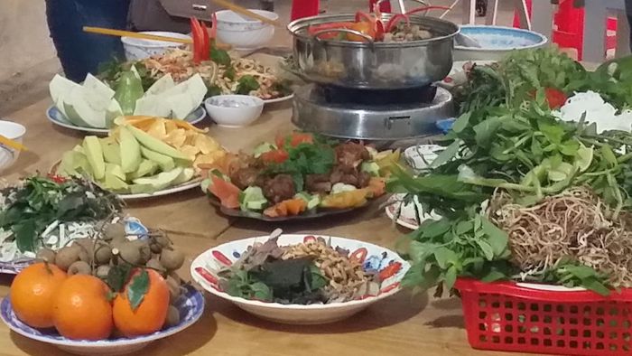 Những món ăn do các thầy giáo Trường THPT Vĩnh Hải (Sóc Trăng) tự tay chế biến đãi các cô giáo nhân ngày 8/3. 