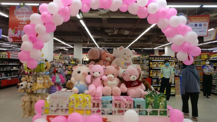 Tại các cửa hàng và trung tâm mua sắm như VinMart đều trang trí và trưng bày đa dạng các mặt hàng dành tặng phái đẹp - Ảnh: Kim Ngân