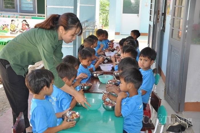 Cô giáo trẻ chăm sóc các em bé người dân tộc Xơ đăng (huyện Nam Trà My, Quảng Nam)