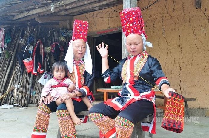 Phụ nữ Dao Thanh Phán (huyện Bình Liêu, Quảng Ninh) hướng dẫn nhau thêu váy áo truyền thống