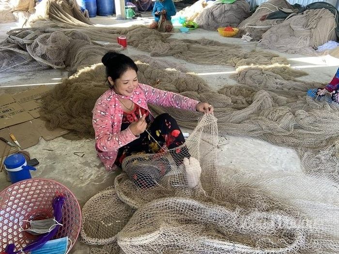 Phụ nữ dân tộc Khơ me (huyện Ngọc Hiển, Cà Mau) sinh nhai bằng nghề vá lưới