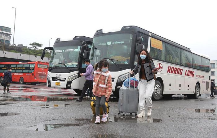 Giá xăng, dầu tăng nên các doanh nghiệp vận tải sẽ phải điều chỉnh, tính toán mặt bằng giá cước mới. Ảnh: Tuấn Khải