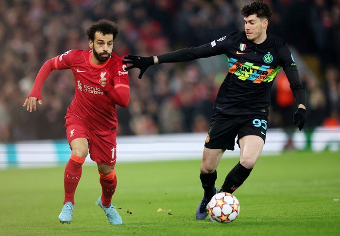  Lợi thế dẫn 2-0 ở trận lượt đi giúp Liverpool chơi có phần thoải mái và triển khai thế trận theo cách mong muốn khi đá lượt về trên sân nhà Anfield. "The Kop" vẫn làm chủ được tình hình, nhưng Inter có những pha lên bóng đáng chú ý đầu tiên. Dù vậy, lối chơi lên bóng bên cánh của họ tỏ ra quá đơn điệu và dễ bị bắt bài. 