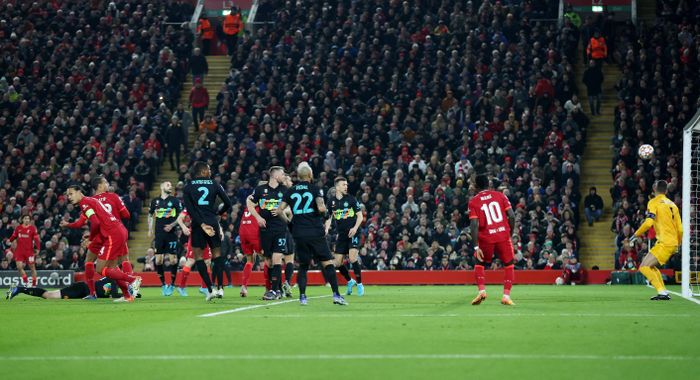  Nửa sau hiệp một, những cơ hội ngon ăn liên tục đến với Liverpool, nhưng may mắn lại ngoảnh mặt với họ. Phút 31, từ quả phạt của Alexander Arnold, bóng được chuyền vào để Joel Matip đánh đầu dội xà. Ngay sau đó, tới lượt đội trưởng Van Dijk lên tiếng cũng bằng một pha đánh đầu, nhưng đập De Vrij rồi đi ra ngoài. 