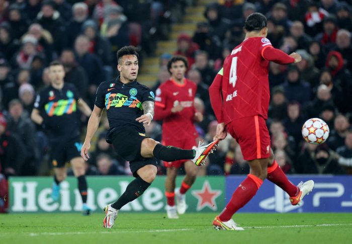  Liverpool gây sức ép lớn, nhưng Inter mới là đội mở tỷ số. Sau tình huống bỏ lỡ ở phút 59, Lautaro Martinez đã có khoảnh khắc rực sáng với pha dứt điểm bằng chân phải trong vòng vây của 4 cầu thủ áo đỏ ở phút 61. Bóng đi vào góc cao khung thành, không cho Alisson cơ hội cản phá. 
