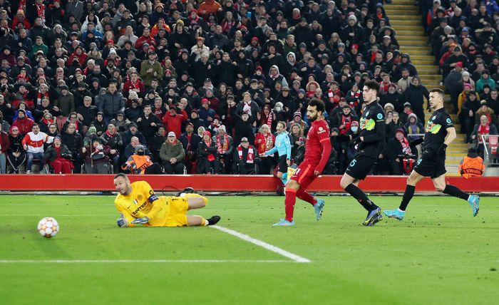  Lợi thế hơn người giúp Liverpool tạo ra sức ép lớn. 8 cú sút được các cầu thủ áo đỏ tung ra trong hiệp 2, nhưng không một lần tung lưới đối phương. Salah lần thứ 2 sút dội cột, rồi ở những phút bù giờ Luis Dias bỏ lỡ cơ hội ngon ăn trước khung thành. 