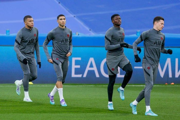  Trước đó, có thông tin cho rằng Mbappe nhiều khả năng lỡ trận lượt về vòng 1/8 Champions League sau pha va chạm với đồng đội Idrissa Gueye. Nhưng HLV Mauricio Pochettino xác nhận tình hình của Mbappe đang khả quan. 