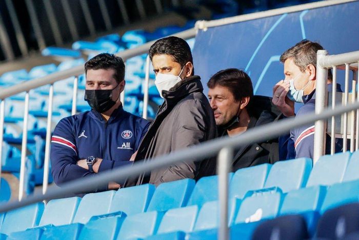  Toàn đội PSG đang quyết tâm cho trận đối đầu Real ở sân Bernabeu. Chủ tịch Nasser Al-Khelaifi đến xem buổi tập và dặn dò thầy trò HLV Pochettino. 
