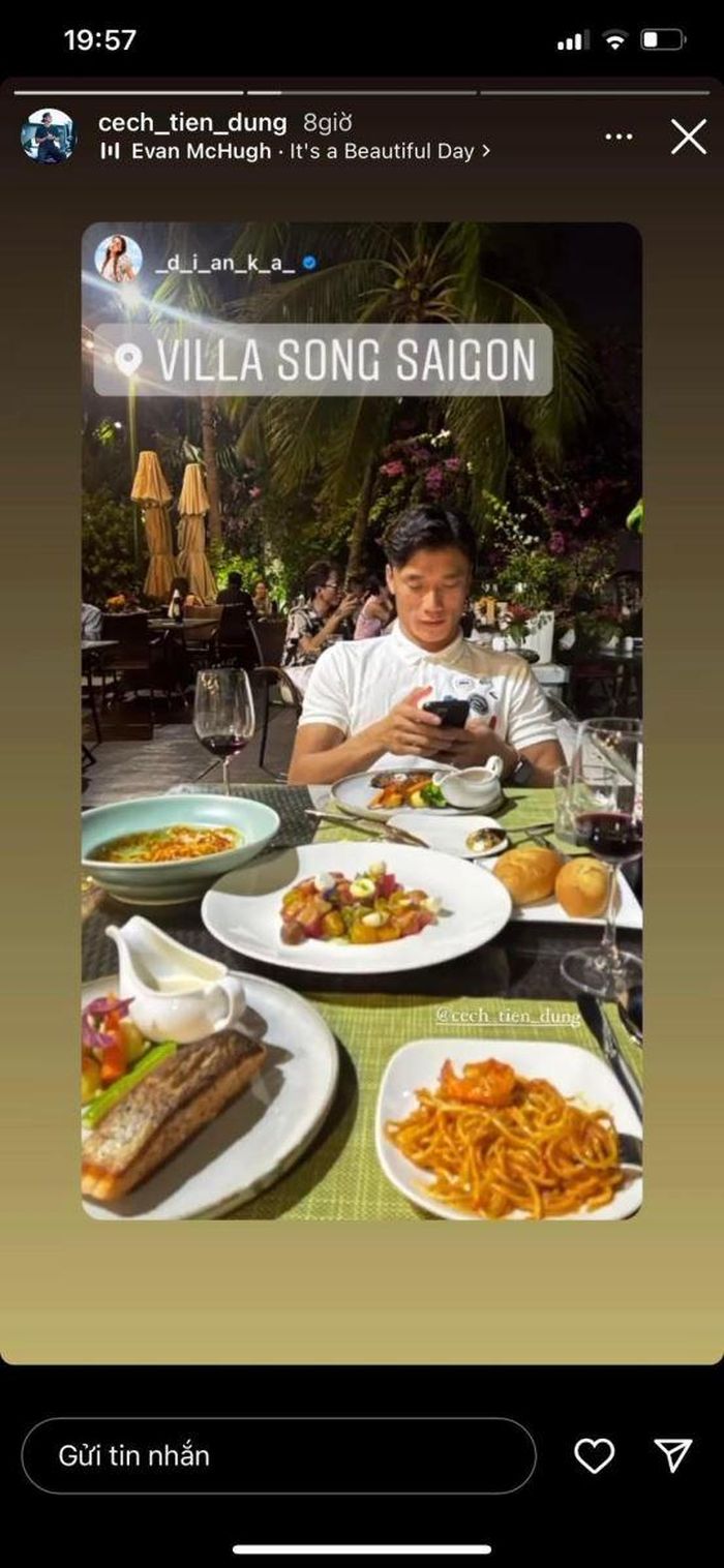 Bùi Tiến Dũng đi ăn cùng bạn gái