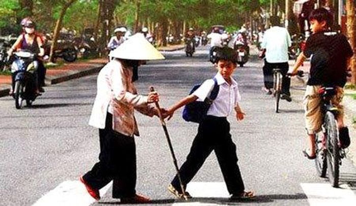 Giúp đỡ người già qua đường là việc làm tốt (hình minh họa).