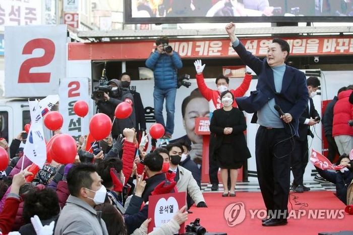 Ông Yoon Suk-yeol, ứng cử viên tổng thống của Đảng Quyền lực Nhân dân đối lập chính, tìm kiếm sự ủng hộ của cử tri trong cuộc vận động tranh cử dừng chân ở Icheon, cách Seoul khoảng 80 km về phía đông nam, vào ngày 5/3/2022. Ảnh: Yonhap