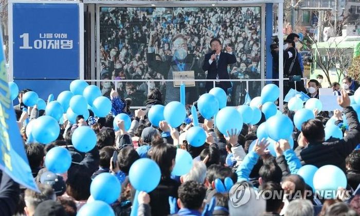 Ông Lee Jae-myung, ứng cử viên tổng thống của Đảng Dân chủ cầm quyền, phát biểu trong cuộc dừng vận động tranh cử ở Seoul vào ngày 6/3/2022. Ảnh: Yonhap