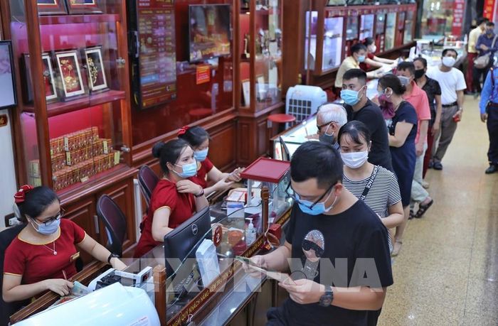 Giao dịch vàng tại Công ty Vàng bạc Đá quý Bảo Tín- Minh Châu. Ảnh: Danh Lam - TTXVN