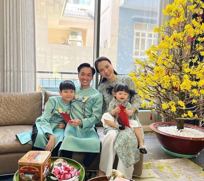 Hình ảnh gia đình Cường Đô La và Đàm Thu Trang vào dịp Tết nguyên đán vừa qua