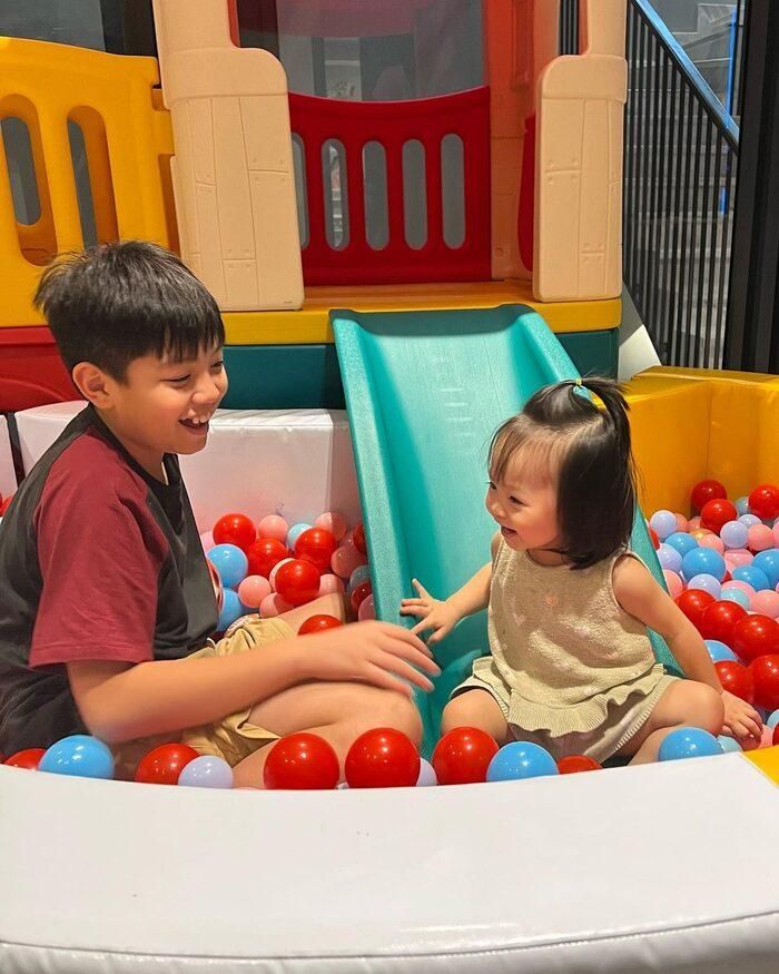Quý tử Subeo thường xuyên chơi đùa với em gái và rất yêu quý cô bé, người hâm mộ đều hi vọng được ngắm nhìn khoảnh khắc của hai anh em nhiều hơn