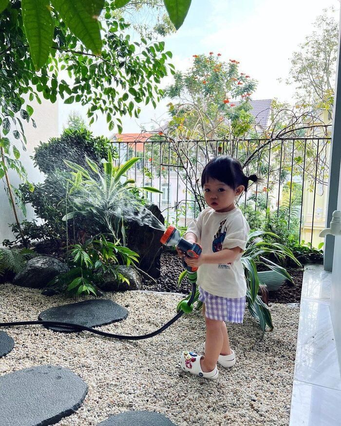 Nhìn từ góc này dễ dàng nhìn thấy cả gia đình Cường Đô La đang sống trong căn biệt thự thoáng mát, rộng rãi