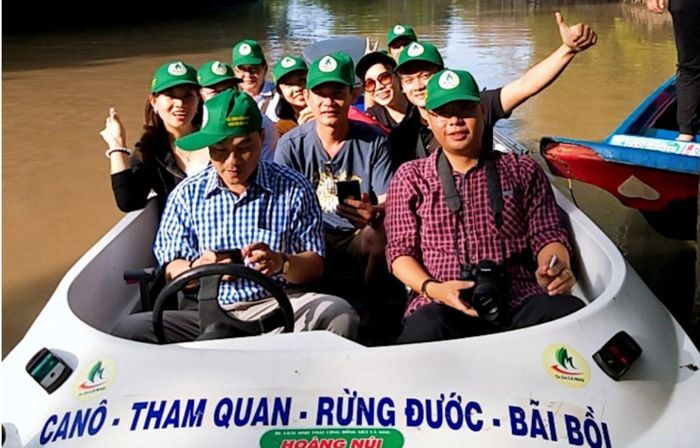  Du khách tham quan rừng đước và bãi bồi ven biển Cà Mau. Ảnh: Nhật Tân. 