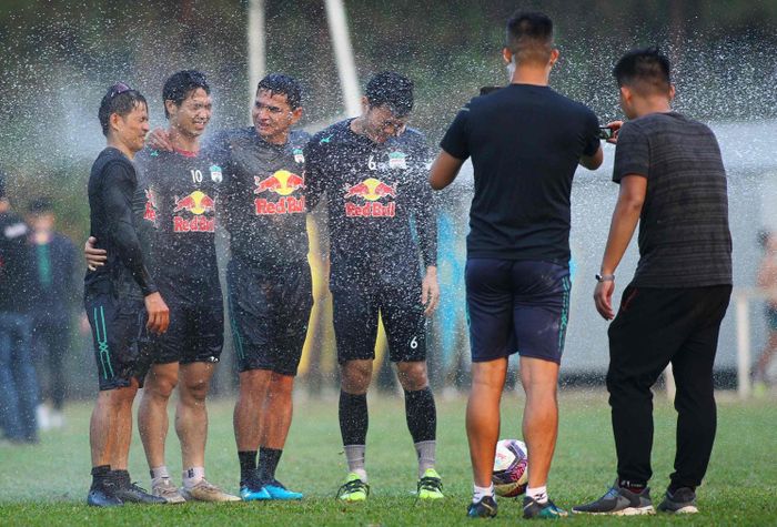  Kiatisuk và học trò đang có một khoảng lặng trước vòng 4. Ảnh: Quang Thịnh. 
