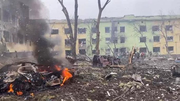 Khung cảnh tan hoang của bệnh viện ở Mariupol sau cuộc không kích. Ảnh: Reuters.