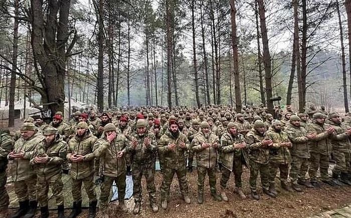 Những chiến binh Chechnya rất hào hứng và luôn sẵn sàng chiến đấu đối đầu với quân đội Ukraine. Giới bình luận cho rằng, một đội quân hiếu chiến và đáng sợ như vậy nhất định sẽ giúp quân đội Nga có thêm lợi thế và áp đảo trước quân đội Ukraine.