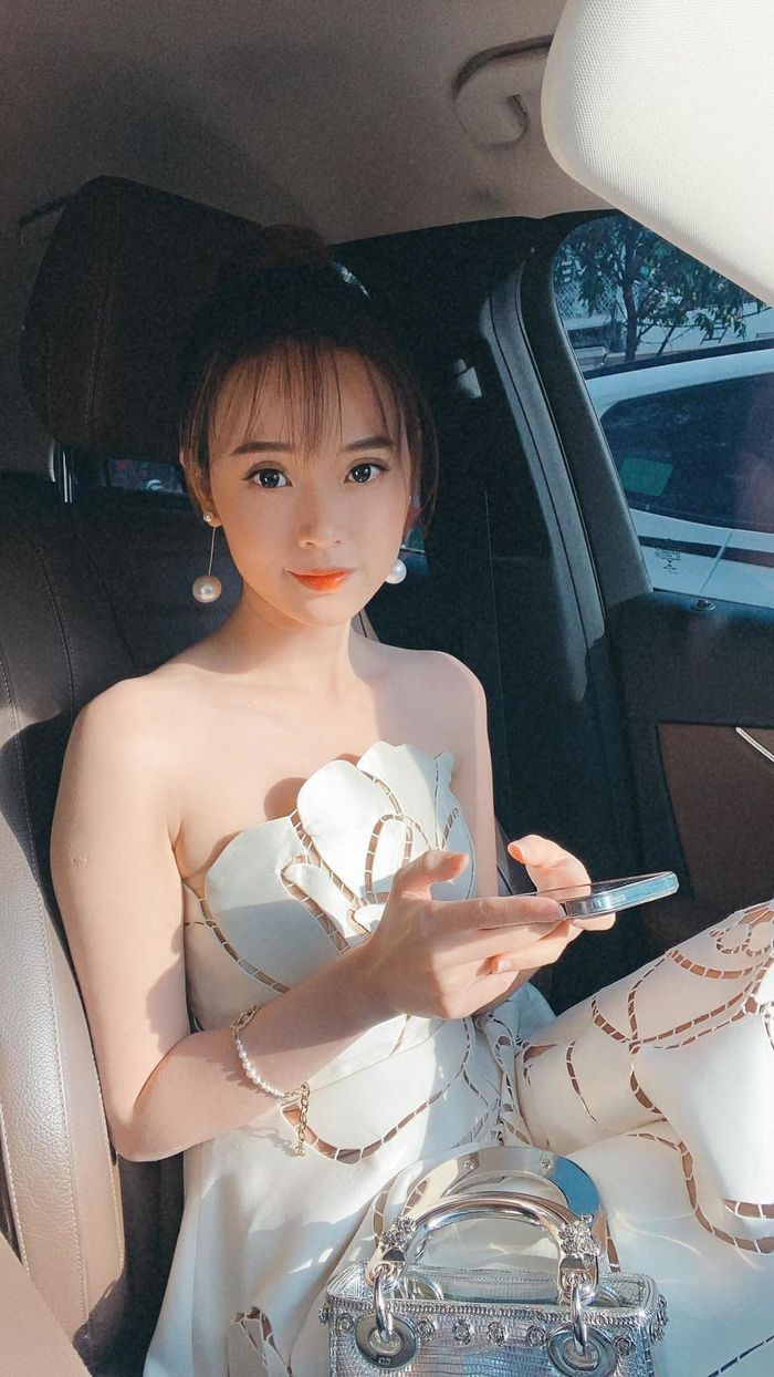 Ngoài mê nhà đất, Midu còn có sở thích sưu tầm đồ hiệu, túi đắt đỏ từ những thương hiệu lớn như Chanel, Dior, Louis Vuitton, đồng hồ nạm kim cương,... Ảnh: FB Midu
