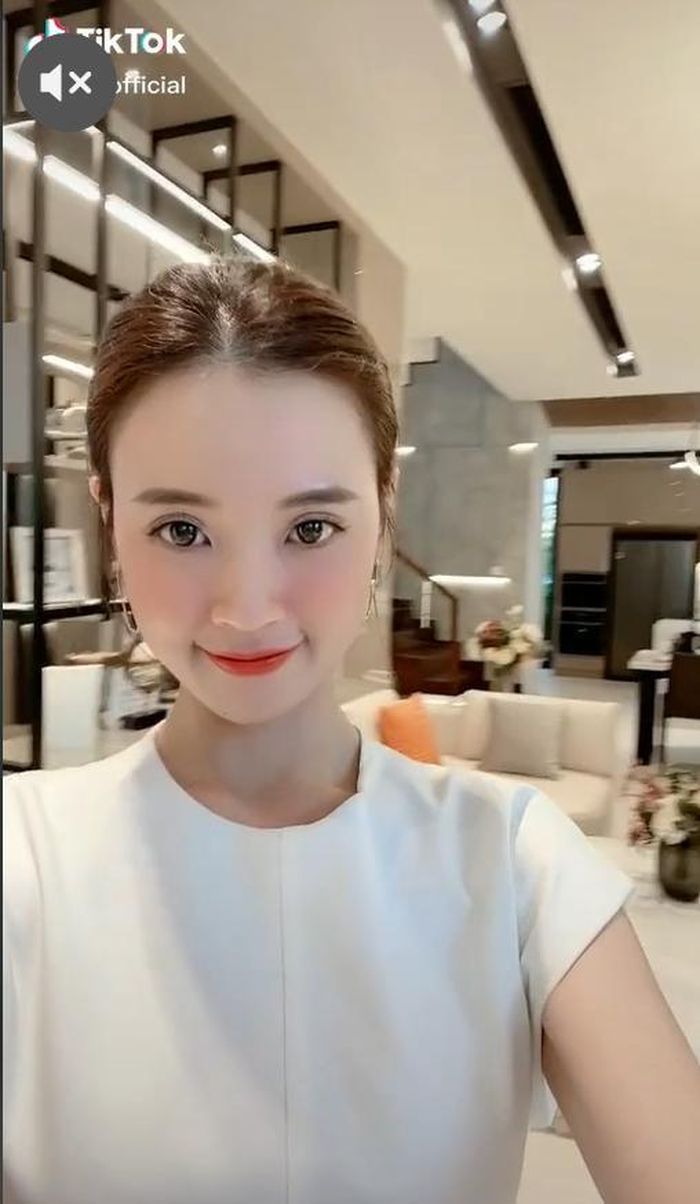 Chỉ vài giây ngắn ngủi song khán giản đã tinh mắt nhận ra giá trị "khổng lồ" trong căn hộ của Midu. Ảnh chịp màn hình