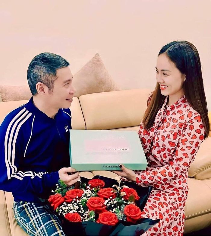 Công Lý ngọt ngào tặng quà cho bà xã nhân ngày 8/3 (Ảnh: FBNV)
