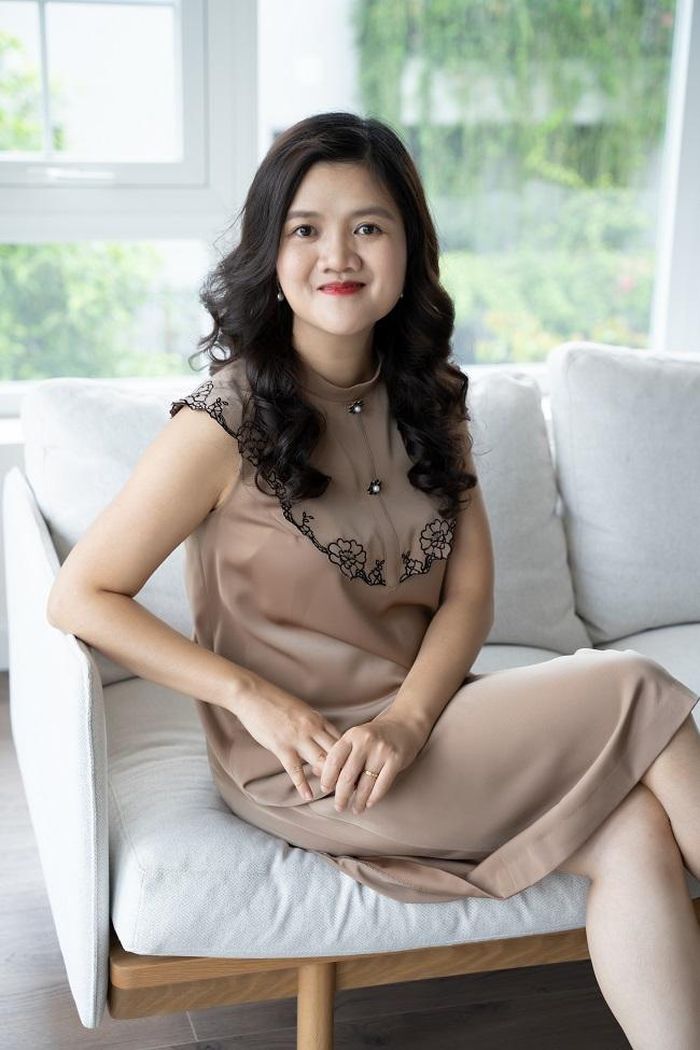 Bà Hoa có nhiều năm kinh nghiệm làm quản lý cấp trung tại BIDV, đứng đầu doanh nghiệp đào tạo nguồn nhân lực và hiện đang hỗ trợ nhiều CEO doanh nghiệp.