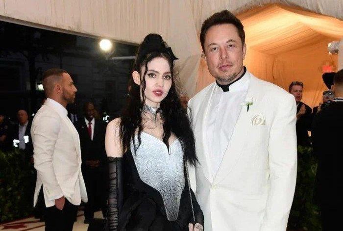 Grimes và Elon Musk trên thảm đỏ Met Gala 2021. Ảnh: Page Six.