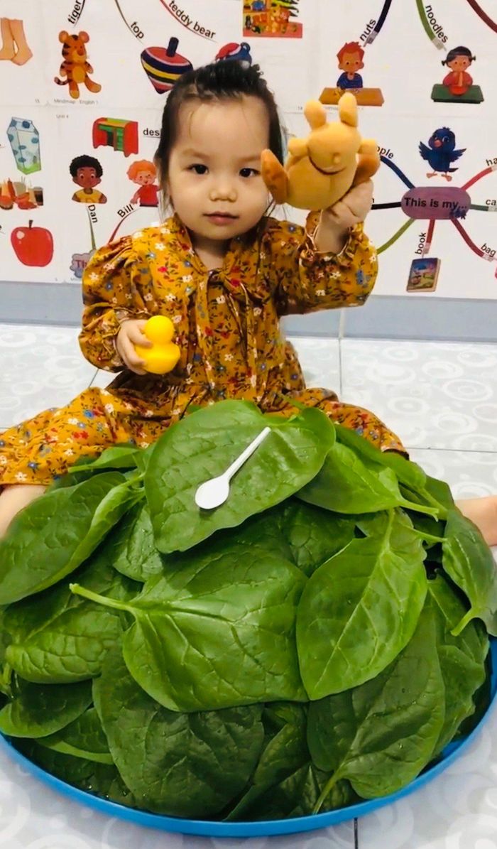 Chị Ý hạnh phúc khi con có rau sạch ăn và không gian chơi đùa mỗi ngày.