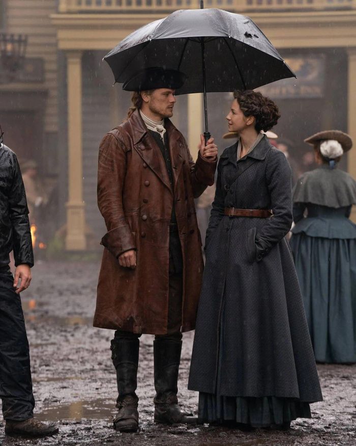 Sam Heughan và Caitriona Balfe trong một cảnh của Outlander. Ảnh: @outlander_starz.