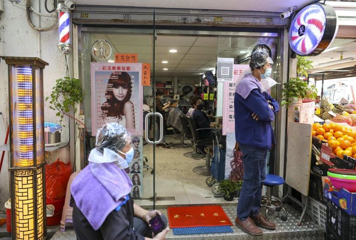 Được kinh doanh trở lại, nhiều chủ salon vẫn lo lắng có thể phải đóng cửa tiếp hoặc nguy cơ nhiễm bệnh. Ảnh: Jelly Tse.