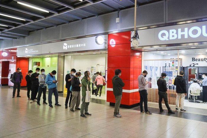 Nhiều người Hong Kong tranh thủ đi cắt tóc sau một tháng loại hình kinh doanh này ngừng hoạt động. Ảnh: May Tse.