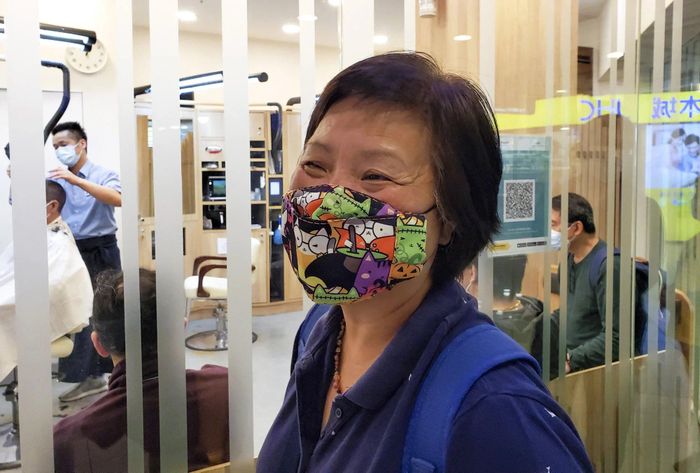 Bà Ng Yee-mei vui mừng khi nghe tin salon được mở cửa trở lại. Ảnh: Jess Ma.