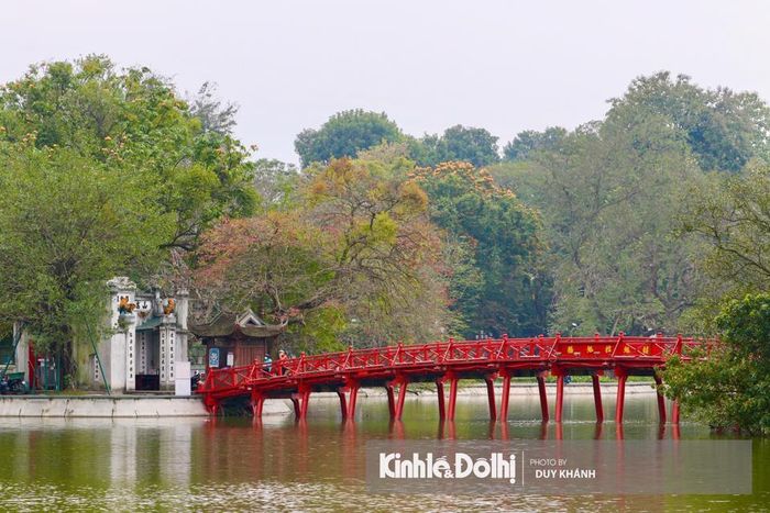 Hồ Gươm trở nên dịu dàng và lãng mạn trong khoảnh khắc giao mùa.