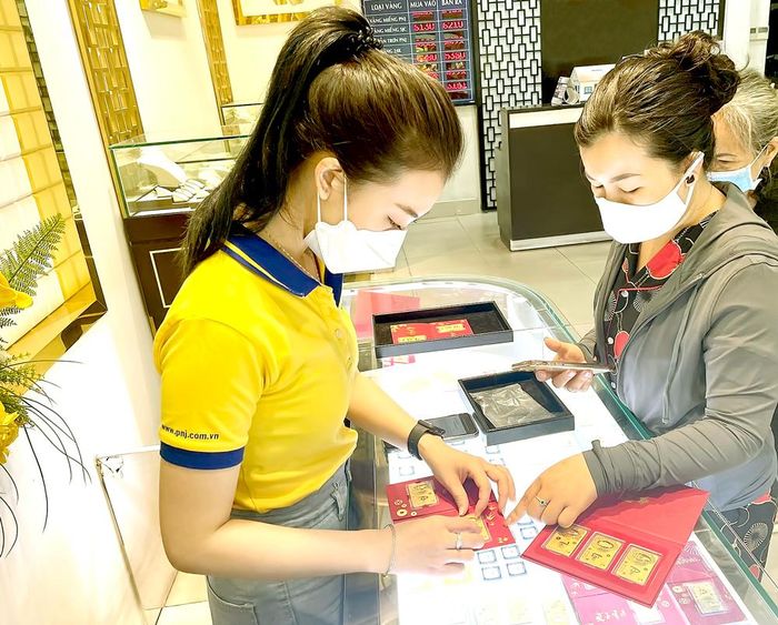 Nhà đầu tư mua vàng tại TPHCM. Ảnh: PHAN LÊ