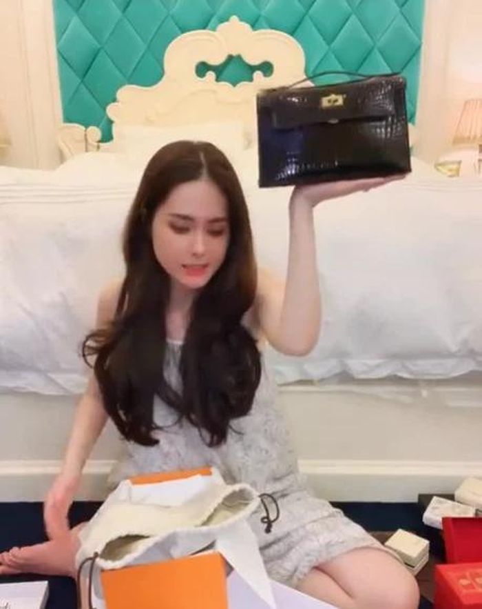 Điểm nhấn của màn "đập hộp" lần này lại đến từ thương hiệu Hermes. Món quà lần này mà Di Băng nhận được là một tiếc túi xách da cá sấu có giá 1.7 tỷ đồng.